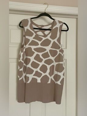 Doncaster Giraffe Round Neck Tank Top